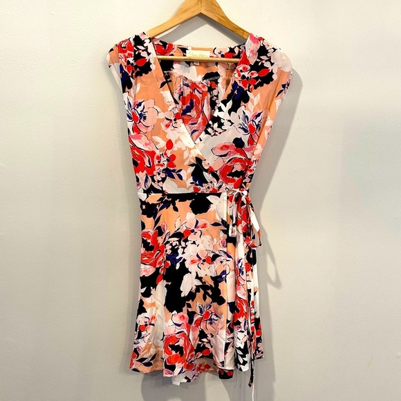 Yumi Kim Dresses & Skirts - Yumi Kim 100% Silk Floral Wrap Dress Size XS Red Pink Black Short Sleeve